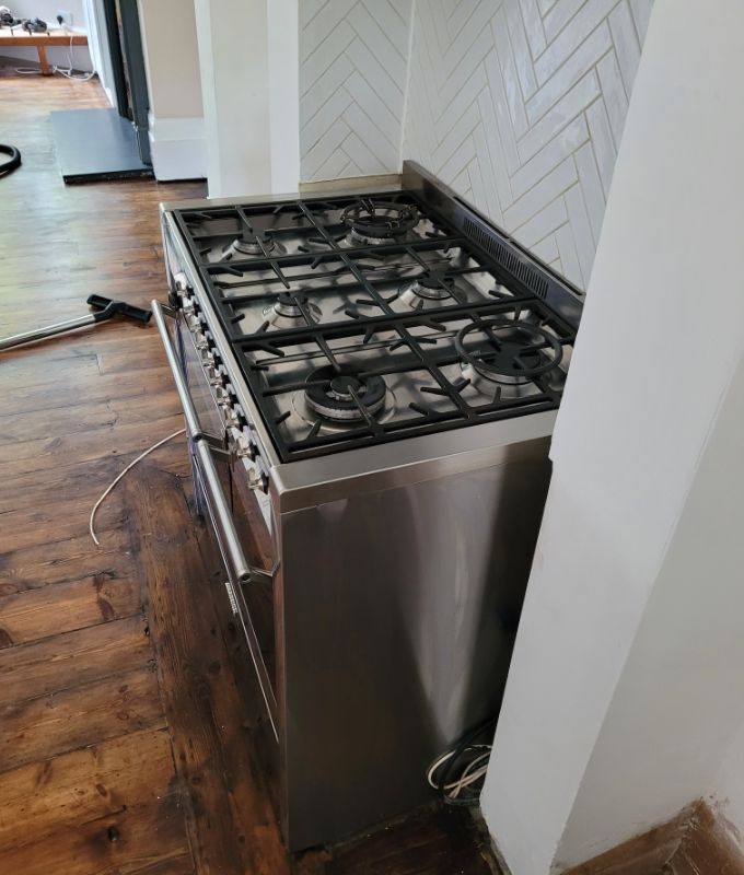 the sideview of a perfectly cleaned range cooker and its stovetop