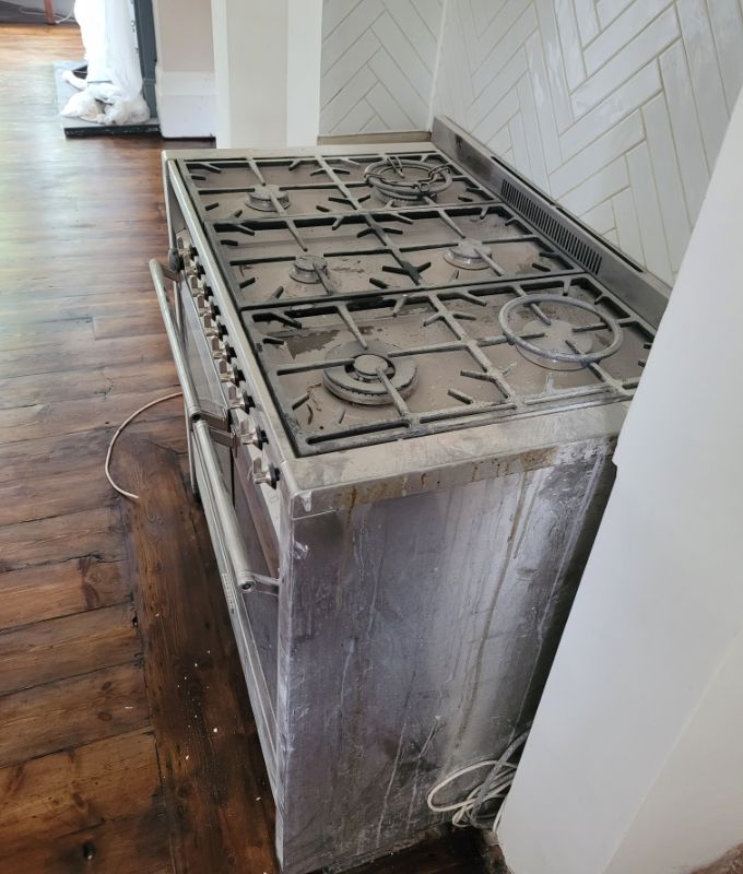 the sideview of a dirty range cooker and its stovetop