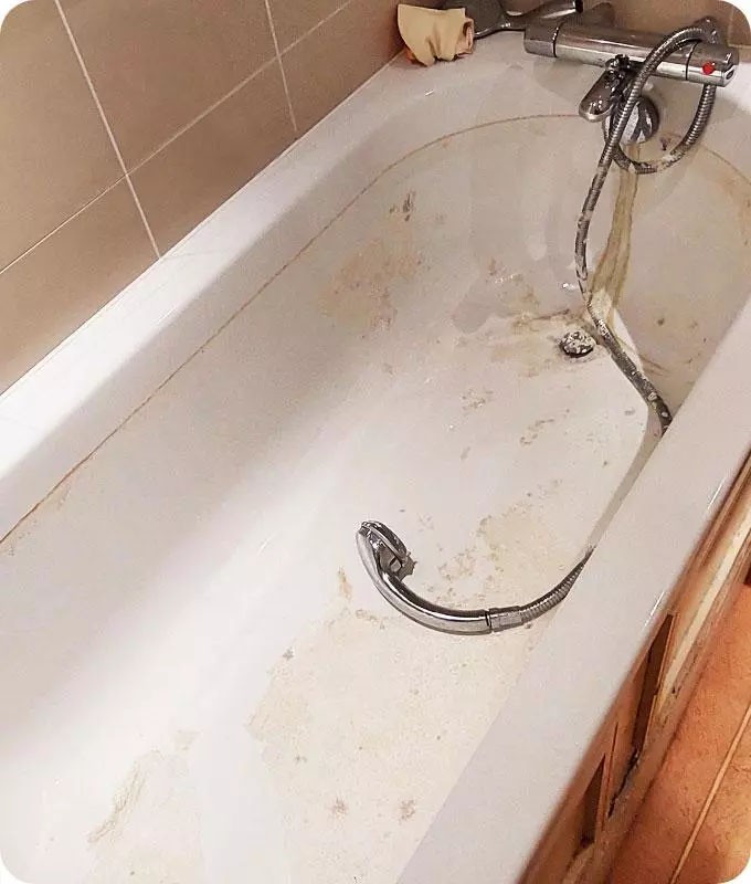 Stained bath before cleaning